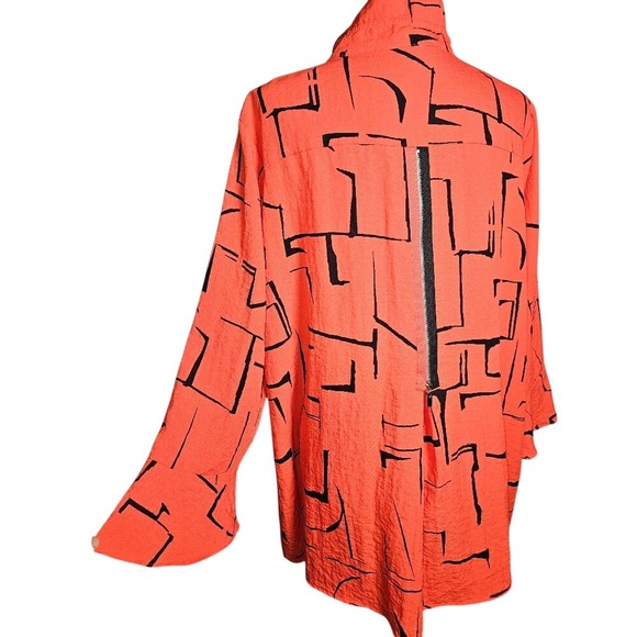 Red and Black Linen Blend Tunic, Zipper down the back, statement sleeves. - Picture 4 of 10